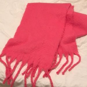 Beautiful pink h&m scarf 💕💕💕
